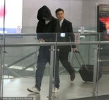 组图：文章独行黑超遮面 躲助理身后避媒体拍摄