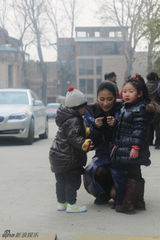 组图：梁静获儿女探班心情大好与孩子户外游玩