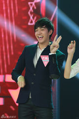 组图：严禹豪酷似李敏镐顺利晋级 生活照阳光