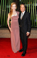 组图：第59届BMI乡村音乐奖 斯威夫特未来感十足