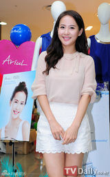 组图：韩星赵茹珍清凉亮相签名会