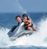 组图：阿诺帅气长子游艇度假 女友咸湿摸腹肌