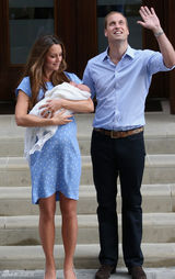 组图：凯特王妃威廉王子抱皇家新生儿亮相