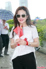 组图：赵薇庆祝香港回归 手举红旗头戴运动帽