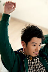 组图：芦芳生居家写真秀萌态 艺术气质率真十足