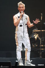 组图：任贤齐香港个唱白发登场 热吻好友陈升