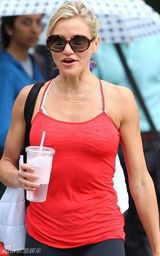 组图：40岁卡麦隆-迪亚兹街拍红色运动风