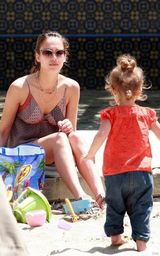 幻灯：杰西卡-阿尔芭携女沙坑玩耍 大展慈母本色