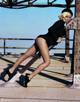 组图：蕾哈娜登《Vogue》 金色短发演绎复古情怀