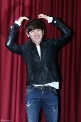 组图：韩国神话组合成员李珉宇结束兵役与粉丝见面