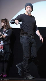 高清组图：布拉德-皮特现身东京 亲切笑容威力大