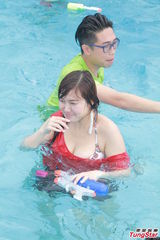 组图：白云梁政钰湿身抛胸大秀事业线