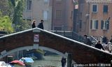 组图：杜雅尔丹携妻度假威尼斯 街头牵手热吻秀恩爱