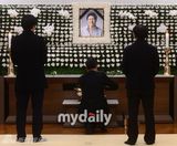 组图：金智勋自杀灵堂曝光 警方将尸检推迟出殡