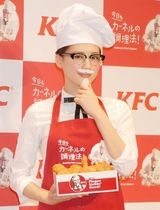 组图：绫濑遥贴白胡子扮肯德基爷爷出席活动