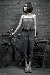 组图：刘芸黑白写真复古造型尽显文艺