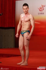 高清图：2012亚洲先生首次面试 泳裤示人奇招尽出