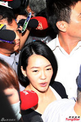 小S证人身份被传唤 神色疲惫白色肩带外露(图)