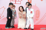 组图：刘心悠情人节甜美亮相 小男孩现场献吻