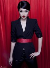 高清组图：	东方天使“不爱红装爱武装”