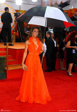 高清组图：金球奖红毯 萨曼莎-哈里斯橙色礼服