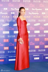 组图：白百何耀眼红裙亮相 宽领露锁骨