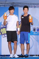 组图：宥胜贺军翔同台秀肌肉 两大师奶杀手比帅