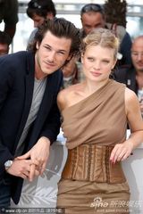 幻灯：《蒙彼利埃公主》记者会 导演轻吻女主演香肩