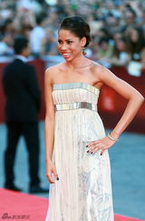 组图：《乔》威尼斯首映 尼古拉斯西装型男