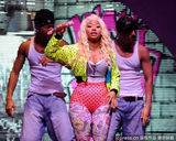 组图：麻辣鸡个唱粉丝强行上台 与保镖激烈扭打