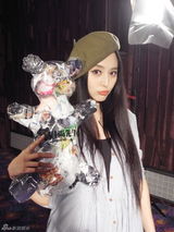 组图：明星微博晒与“环保熊”合照 宣传环保理念