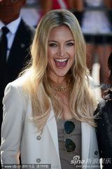 凯特-哈德森白色西服套装亮相威尼斯电影节