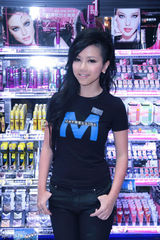 组图：G.E.M.化身美妆顾问为客人示范时尚妆容