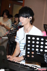 组图：严爵害羞不露人鱼线 女记者上阵验收