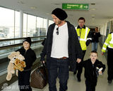 幻灯图集：小贝携三子回伦敦过圣诞 大儿子初显帅气