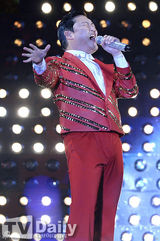 组图：鸟叔PSY韩国开唱 穿喇叭裤起舞大汗淋漓