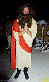 组图：希尔顿变装扑克女佣 阿诺长子扮亚里士多德