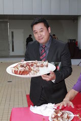 组图：《Laughing Gor》将开机 演员集体拜神