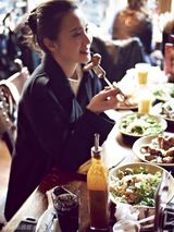 组图：小宋佳伦敦街头写真 俏皮玩转英式休闲