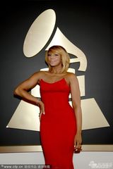 组图：歌手布拉克斯顿红裙艳丽 抹胸装性感