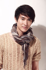 组图：陆昱霖秋日系列写真 时尚简约潮范儿十足