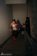 组图：董璇运装现身户外活动 节能减排化身低碳达人