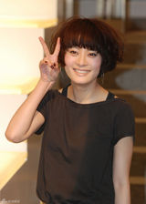 高清图：孙俪上海摩登代言 健康达人笑举V字手势