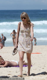 组图：泰勒-斯威夫特海边戏水 神秘男子全程陪伴