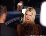 组图：帕里斯-希尔顿现身戛纳 鱼鳞裙装性感十足