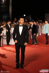 组图：夏雨帅气亮相红毯 双手比划顶呱呱点赞