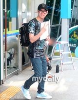 组图：SJ金希澈退役获表彰 表情开心抛飞吻