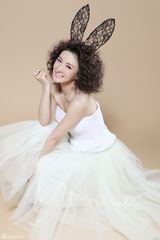 组图：郑亦桐化身“最萌兔女郎” 清纯可爱令人心动