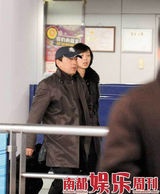 幻灯：水均益低调离婚已三年 新娇妻曝光小其13岁