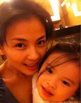 组图：刘涛儿女近照曝光 可爱表情十足萌态